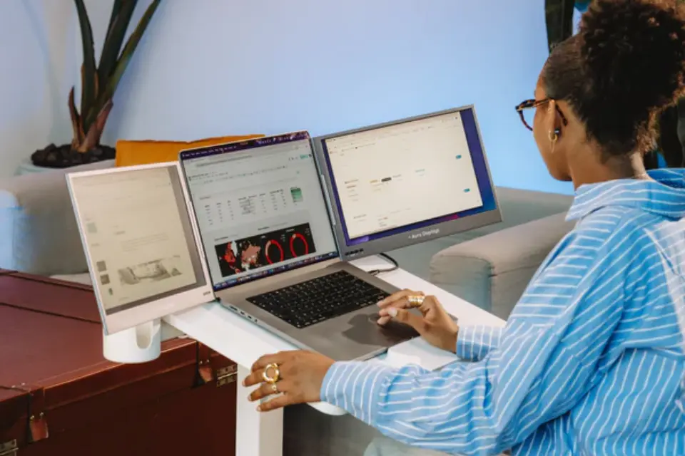 Aura Displays Portable Monitor 2