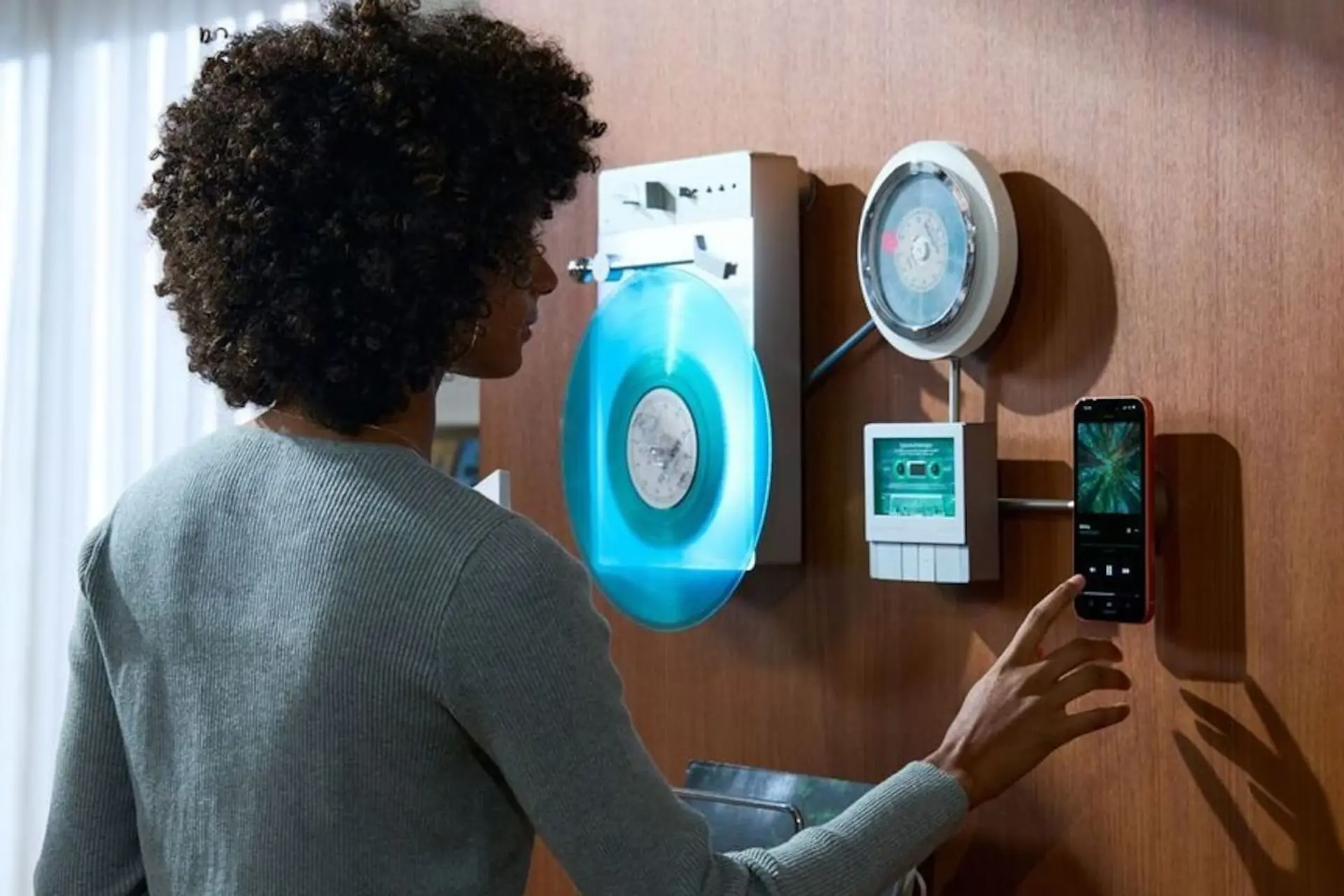 TRETTITRE Wall-Mounted Audio System 2